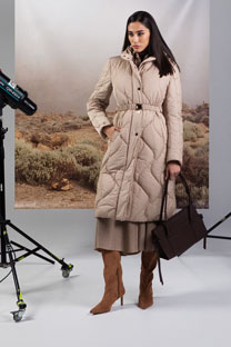 Tiffany Production Prošivena midi jakna sa kapuljačom i kaišem