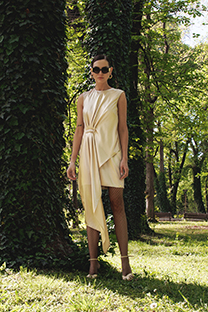 Asimetrična elegantna haljina sa drapiranim delom na prednjoj strani Tiffany Production