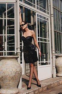 Mini haljina sa srcolikim izrezom i ukrasnim resama  Tiffany Production