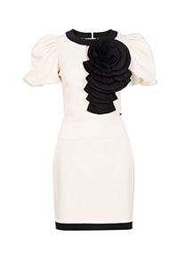 Mini haljina sa naglašenim rukavima i ukrasnim cvetom Tiffany Production