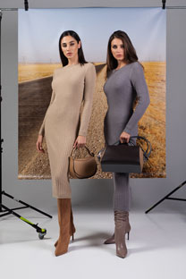 Trikotažna midi haljina dugih rukava sa okruglim izrezom Tiffany Production