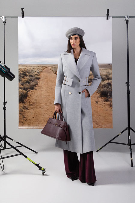 Tiffany Production Elegantni dugi kaput sa zlatnim detaljima