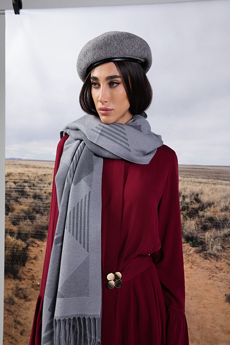 Ženska haljina sa zvonastim rukavima i ukrasnim kaišem Tiffany Production