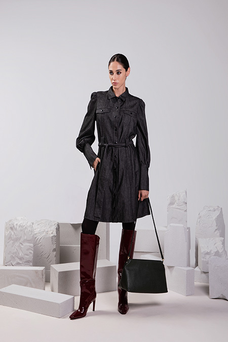 Tiffany Production Haljina od tamnog teksasa sa pojasom i naglašenim rukavima